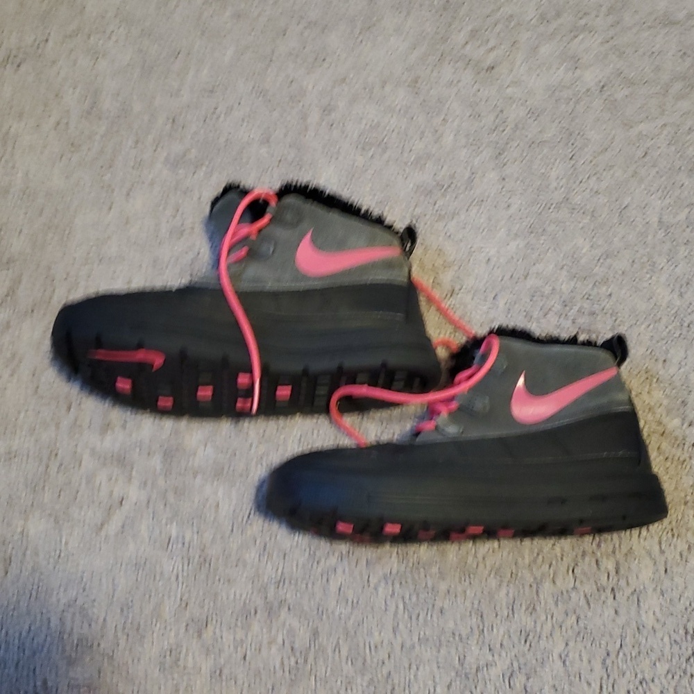 Kids Black and Pink Nike Sneaker Snow Boot Style Shoes Size 6.5Y